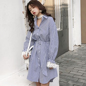 Κομψόγυναικείο ριγέ μακρύ φόρεμα με κολάρο σε σχήμα V και διακοσμητική ζώνη σε δύο χρώματα