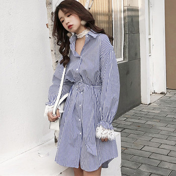 Κομψόγυναικείο ριγέ μακρύ φόρεμα με κολάρο σε σχήμα V και διακοσμητική ζώνη σε δύο χρώματα