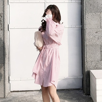 Κομψόγυναικείο ριγέ μακρύ φόρεμα με κολάρο σε σχήμα V και διακοσμητική ζώνη σε δύο χρώματα