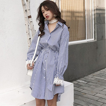 Κομψόγυναικείο ριγέ μακρύ φόρεμα με κολάρο σε σχήμα V και διακοσμητική ζώνη σε δύο χρώματα