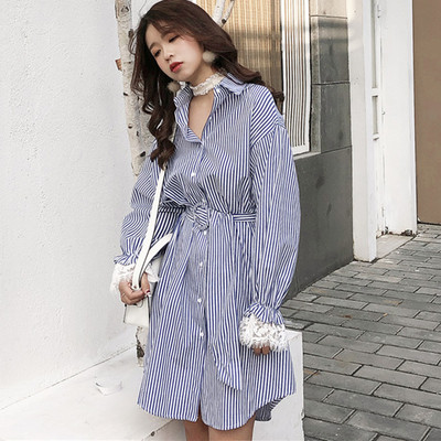 Κομψόγυναικείο ριγέ μακρύ φόρεμα με κολάρο σε σχήμα V και διακοσμητική ζώνη σε δύο χρώματα