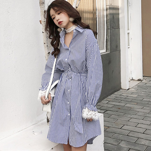 Κομψόγυναικείο ριγέ μακρύ φόρεμα με κολάρο σε σχήμα V και διακοσμητική ζώνη σε δύο χρώματα