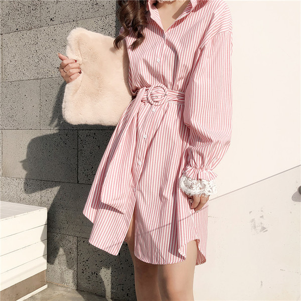 Κομψόγυναικείο ριγέ μακρύ φόρεμα με κολάρο σε σχήμα V και διακοσμητική ζώνη σε δύο χρώματα