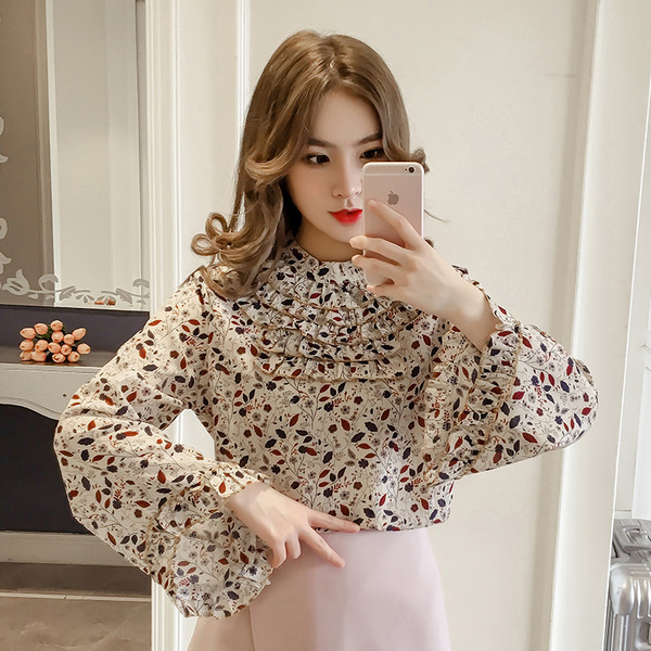 Κομψό ελαφριά γυναικεο πουκάμισο με floral μοτίβα και μανίκι τρομπέτας