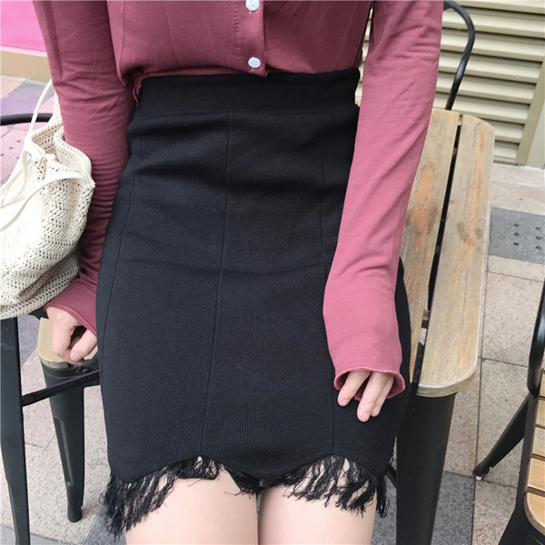 Sportos-elegáns női szoknya magas derékkal, fekete rojtokkal