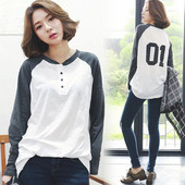 Γυναικεία μπλούζα με μακρύ μανίκι με ντεκολτέ σε σχήμα V με κουμπιά και επιγραφή