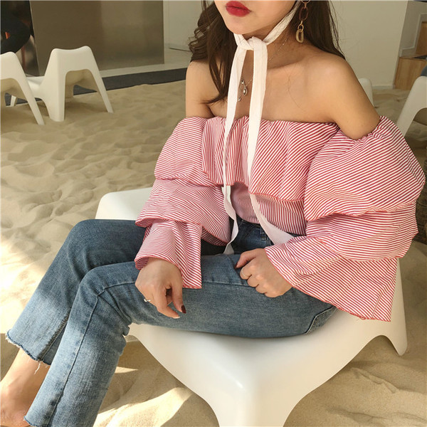Modern női korszerű csíkos ing leesett vállú, érdekes ujjakkal
