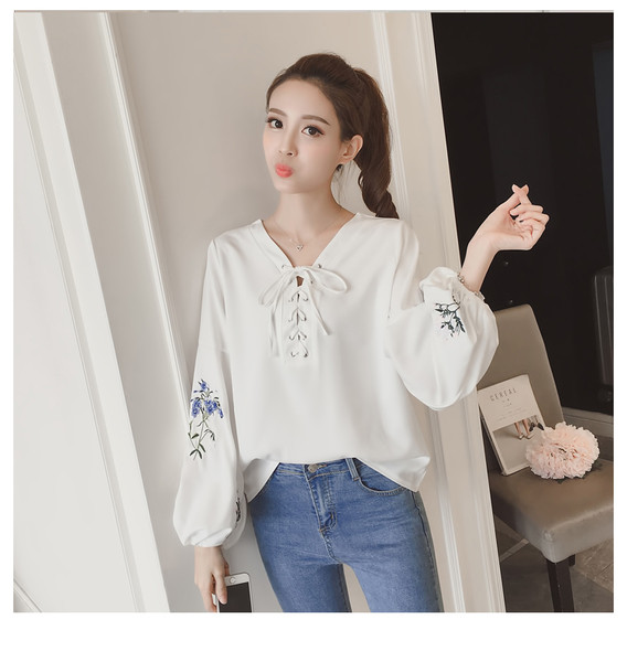 Stílusos női ing V-nyakkal és virágos motívumokkal az ujjain