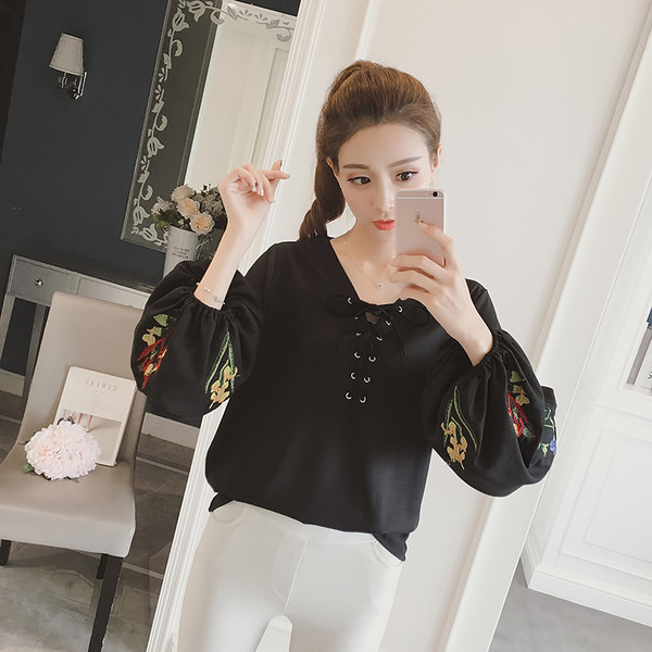 Stílusos női ing V-nyakkal és virágos motívumokkal az ujjain