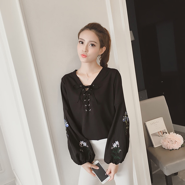 Stílusos női ing V-nyakkal és virágos motívumokkal az ujjain