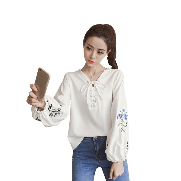 Stílusos női ing V-nyakkal és virágos motívumokkal az ujjain