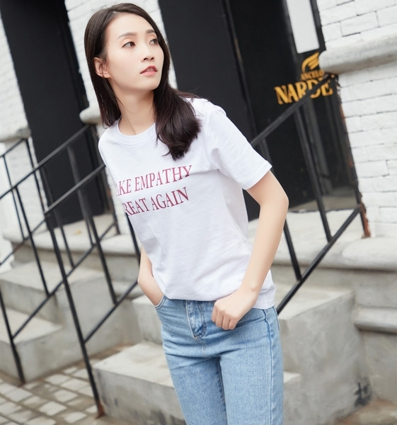 Női alkalmi póló rövid ujjal, fehér színben és felirattal