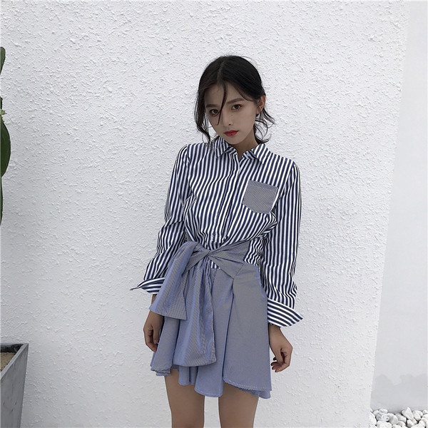 Κομψό γυναικείο μπλουζοφόρεμα με μακριά ραβδωτή δαντέλα με διακοσμητική τσέπη και κορδέλα