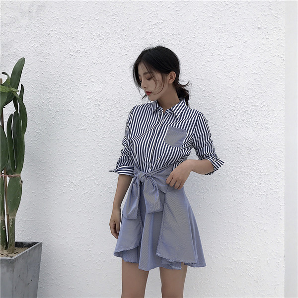 Κομψό γυναικείο μπλουζοφόρεμα με μακριά ραβδωτή δαντέλα με διακοσμητική τσέπη και κορδέλα