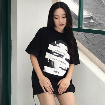 Αθλητικό-casual γυναικείο T-shirt σε freestyle με εκτύπωση και ενδιαφέρουσα επιγραφή σε λευκό και μαύρο χρώμα