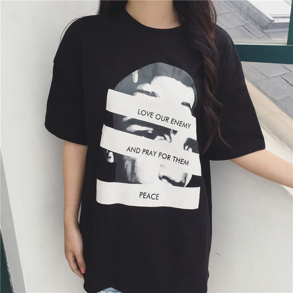 Sport-alkalmi női szabad stílusú póló nyomattal és érdekes felirattal fehér és fekete színben