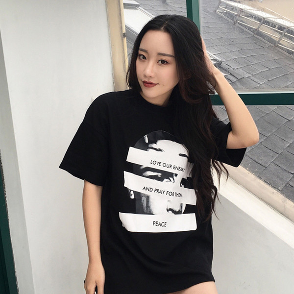 Sport-alkalmi női szabad stílusú póló nyomattal és érdekes felirattal fehér és fekete színben