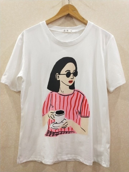 Női blúz O-alakú gallérral és grafikai tervezéssel