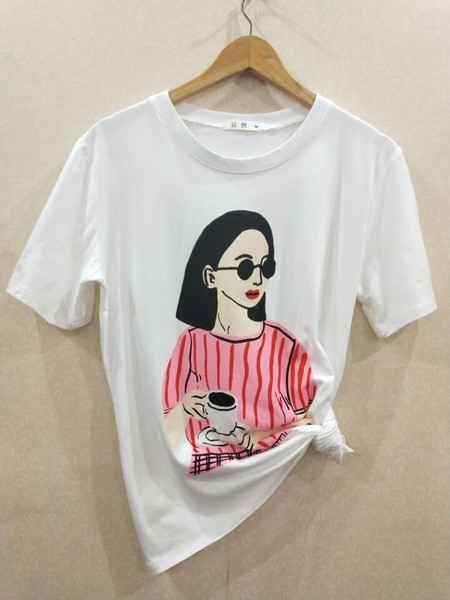 Női blúz O-alakú gallérral és grafikai tervezéssel