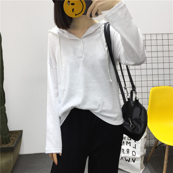 Ανοιξιάτικη γυναικεία  μπλούζα σε φρέσκα χρώματα με μακριά μανίκια και κουκούλα