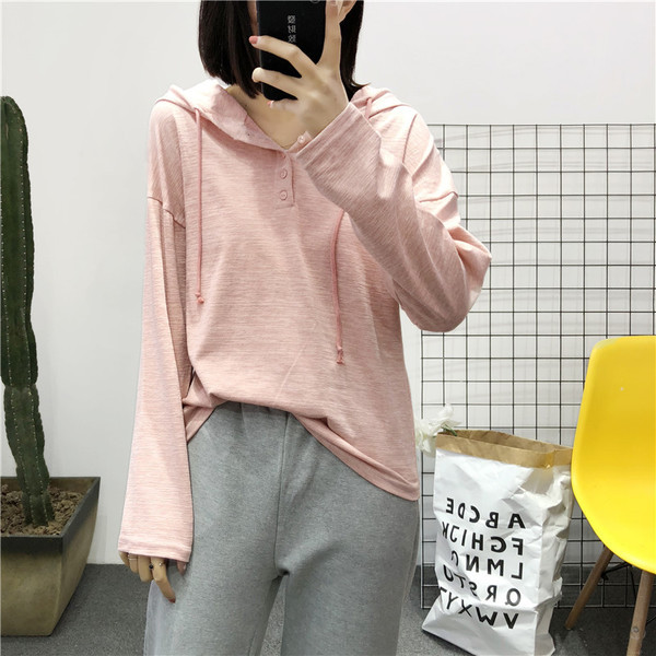 Ανοιξιάτικη γυναικεία  μπλούζα σε φρέσκα χρώματα με μακριά μανίκια και κουκούλα