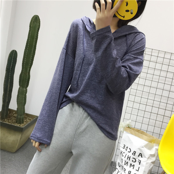 Ανοιξιάτικη γυναικεία  μπλούζα σε φρέσκα χρώματα με μακριά μανίκια και κουκούλα