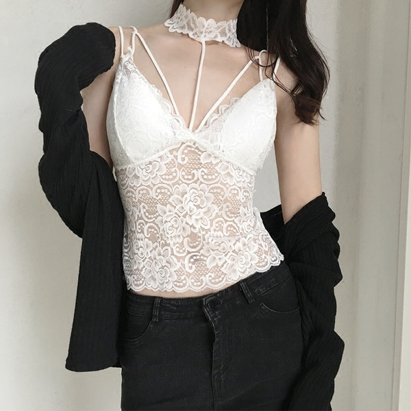 Gyengéd női felső béléssel és csipkével fehér és fekete színben