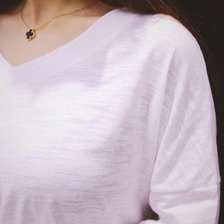 Μακρυά γυναικεία μπλούζα σε λευκό χρώμα με V-λαιμό