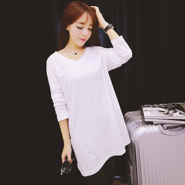 Μακρυά γυναικεία μπλούζα σε λευκό χρώμα με V-λαιμό