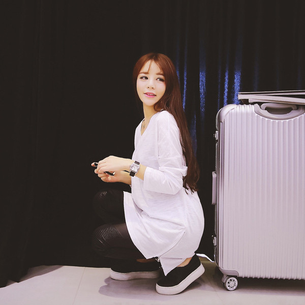 Μακρυά γυναικεία μπλούζα σε λευκό χρώμα με V-λαιμό