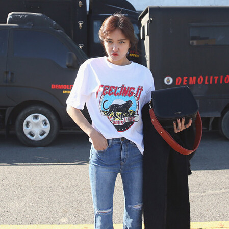 Női póló széles modell színes nyomattal és felirattal