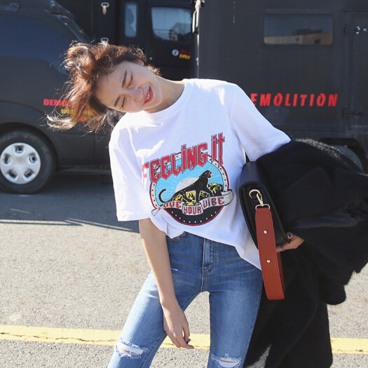 Női póló széles modell színes nyomattal és felirattal