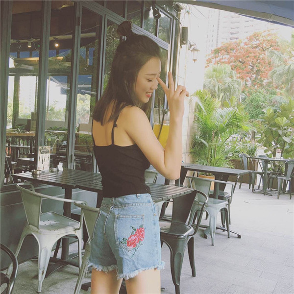 Stílusos női rövid farmer, magas derékkal, világos színű hímzéssel