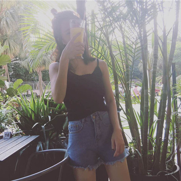 Stílusos női rövid farmer, magas derékkal, világos színű hímzéssel