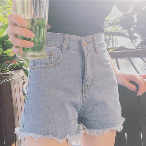 Stílusos női rövid farmer, magas derékkal, világos színű hímzéssel