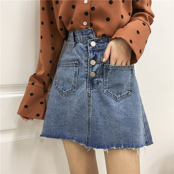 Μοντέρνα γυναικεία φούστα ς με ψηλή μέση, διακοσμητικά κουμπιά και τσέπες σε δύο χρώματα