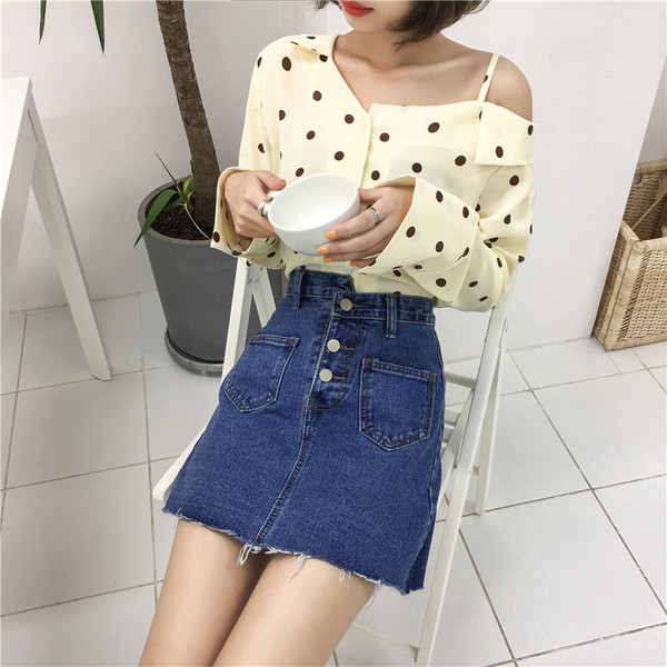 Μοντέρνα γυναικεία φούστα ς με ψηλή μέση, διακοσμητικά κουμπιά και τσέπες σε δύο χρώματα