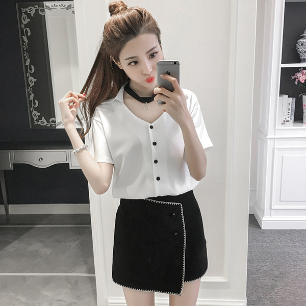 Γυναικέιο πουκάμισο με κοντό μανίκι, ντεκολτέ και κουμπιά σε σχήμα V