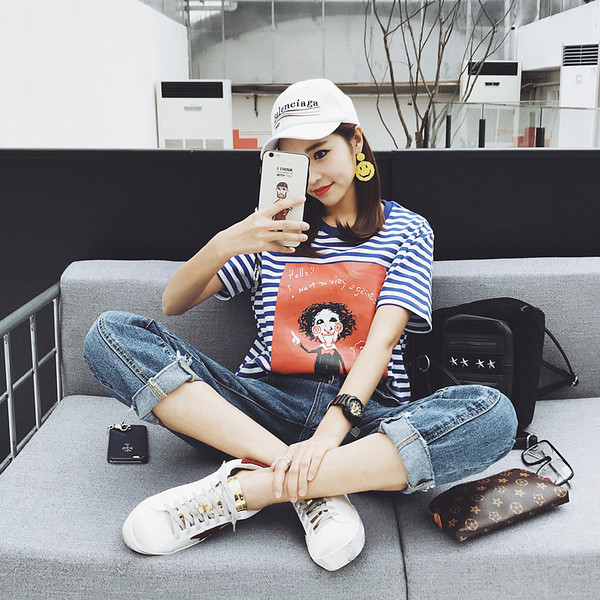 Η καθημερινή μπλούζα με κοντό μανίκι με εφαρμογή