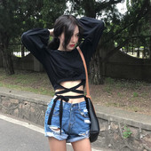 Μοντέρνα γυναικεία κοντή μπλούζα σε φαρδιά σχέδια σε λευκό και μαύρο χρώμα