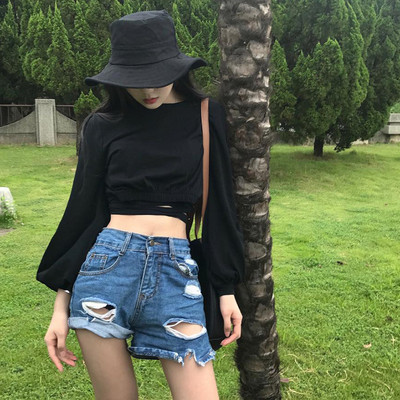 Μοντέρνα γυναικεία κοντή μπλούζα σε φαρδιά σχέδια σε λευκό και μαύρο χρώμα