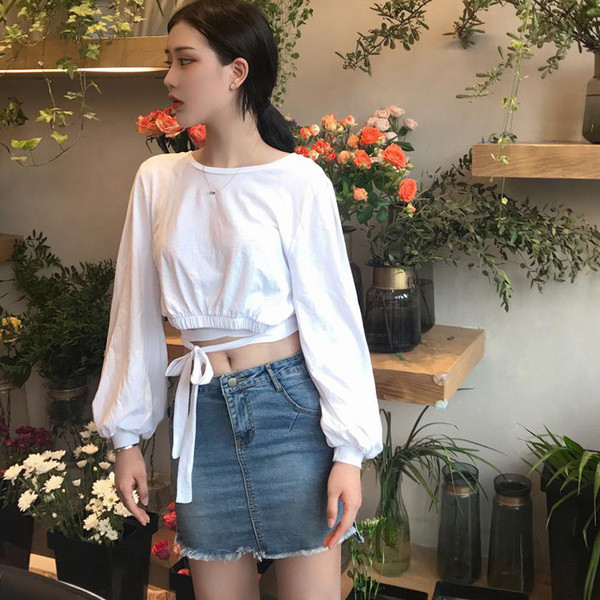 Μοντέρνα γυναικεία κοντή μπλούζα σε φαρδιά σχέδια σε λευκό και μαύρο χρώμα