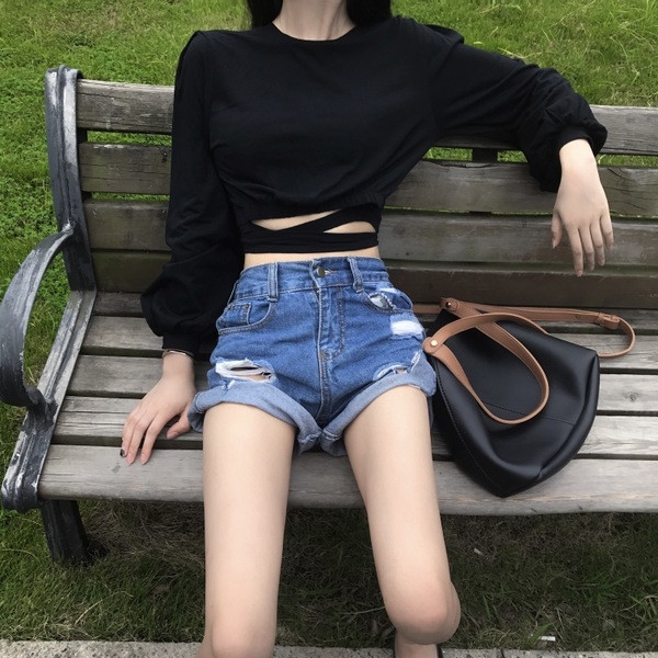 Μοντέρνα γυναικεία κοντή μπλούζα σε φαρδιά σχέδια σε λευκό και μαύρο χρώμα