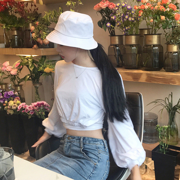 Μοντέρνα γυναικεία κοντή μπλούζα σε φαρδιά σχέδια σε λευκό και μαύρο χρώμα