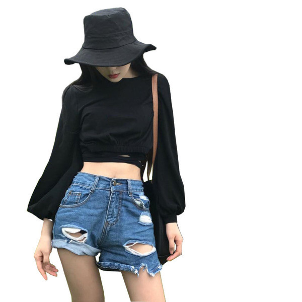 Μοντέρνα γυναικεία κοντή μπλούζα σε φαρδιά σχέδια σε λευκό και μαύρο χρώμα