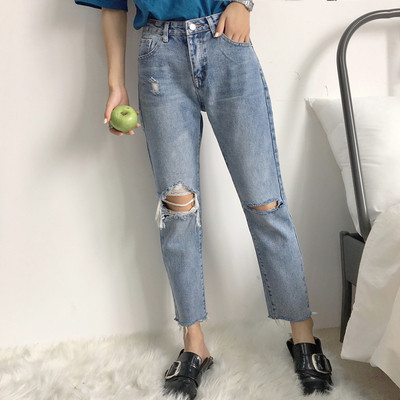 Alkalmi női farmer magas derékkal, világos színű foltokkal