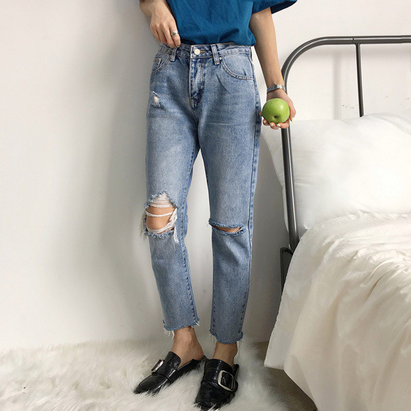 Alkalmi női farmer magas derékkal, világos színű foltokkal