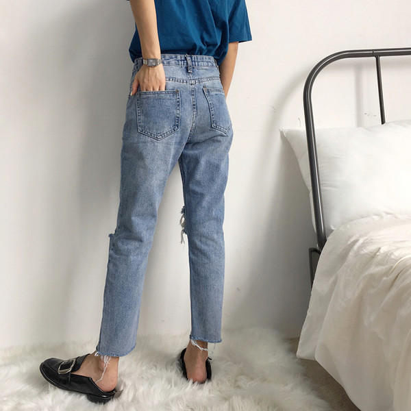 Alkalmi női farmer magas derékkal, világos színű foltokkal