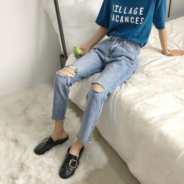 Alkalmi női farmer magas derékkal, világos színű foltokkal