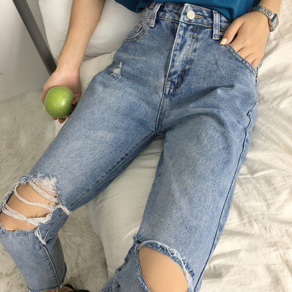 Alkalmi női farmer magas derékkal, világos színű foltokkal